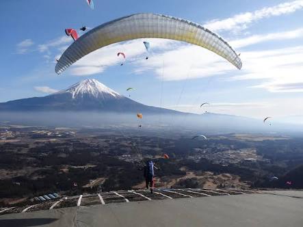富士山に向かってパラグライダー
